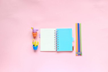 Pembe bir arka plan çizmek için malzemeler. Çizim setinin yerleşimi.