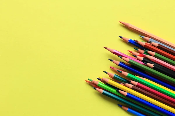 Barevné tužky na barevném pozadí. Sada tužek pro kreslení — Stock fotografie