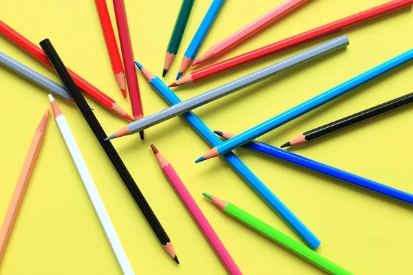 Gekleurde potloden op een gekleurde achtergrond. Set potloden voor het tekenen — Stockfoto