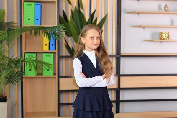 Sınıftaki genç kız. Okul üniformalı bir kızın portresi. — Stok fotoğraf