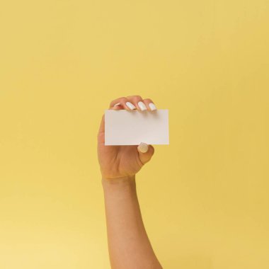 Kadınların el kaldırması, çift tonlu arka plana karşı pastel çalışma bantları, yumuşak gün ışığında yakın plan çekimleri. Kompozisyon sağlık, güzellik ve oyuncu minimalizmi dengeler.