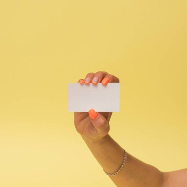 Kadınların el kaldırması, çift tonlu arka plana karşı pastel çalışma bantları, yumuşak gün ışığında yakın plan çekimleri. Kompozisyon sağlık, güzellik ve oyuncu minimalizmi dengeler.