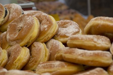 Bir pazarda krem donut