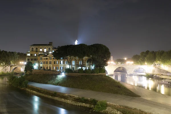 Isola Tiberina nocą — Zdjęcie stockowe