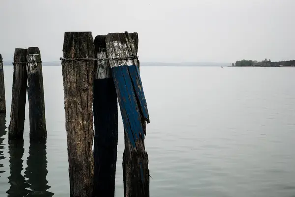 Gölde kırık dock