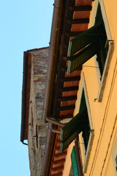 Rollläden und Fenster — Stockfoto