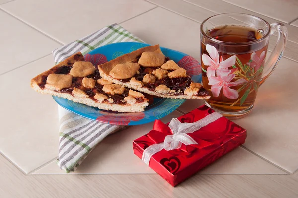 Fincan çay ve kuru üzümlü kek kırıntı parşömen kağıt üzerine ile