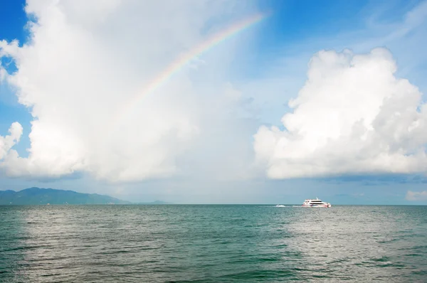 Arco-íris sobre o horizonte da praia oceânica — Fotografia de Stock