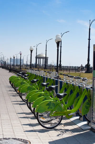 Bicicleta urbana rentable en estacionamiento — Foto de Stock