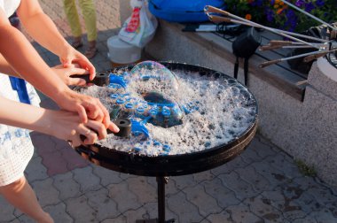 devasa sabun köpüğü oyuncak mavi gökyüzü arka plan ile