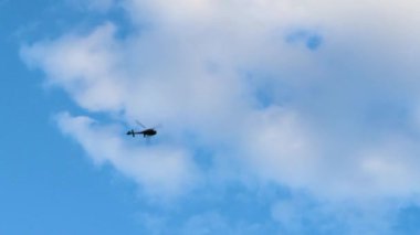 Parlak Mavi Gökyüzü 38 'in altında, Austin Texas üzerinde uçan helikopter. Yüksek kalite 4k görüntü