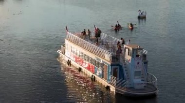 Austin Texas ABD - 18 Ekim 2025 Lady Bird Gölü Yolcularıyla Gezici Tekne Kapanışı 