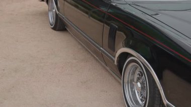 Austin, Teksas ABD - 7 Eylül 2025 Klasik Lowrider Front Fender Chrome Detail Austin Texas 421.MP4 