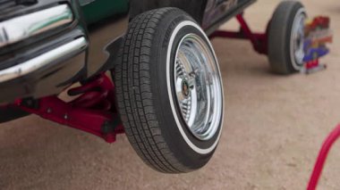 Austin, Teksas ABD - 7 Eylül 2025 Black Lowrider Front Lift Chrome Wheel Askısı Austin Texas 556 