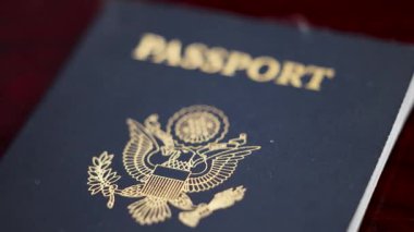 Tahta masa seyahati kimliği 4K ile Birleşik Devletler pasaportunu kapatın. Yüksek kalite 4k görüntü