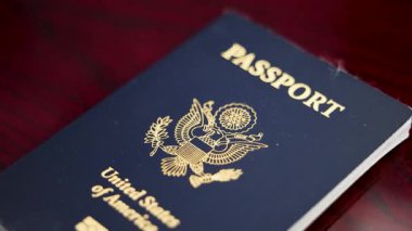 Birleşik Devletler pasaportu cilalanmış ahşap masa seyahati kimliği 4K. Yüksek kalite 4k görüntü