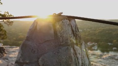 Bonnell Dağı Günbatımı Manzaralı Kaya ve Kablolu Yayın. Yüksek kalite 4k görüntü