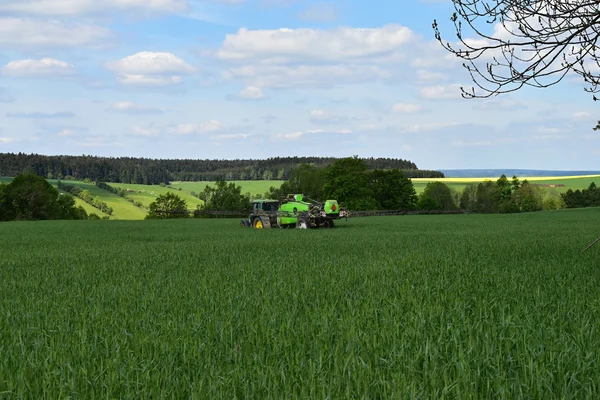 Traktor mit Sprühdünger auf einem Feld — Stockfoto