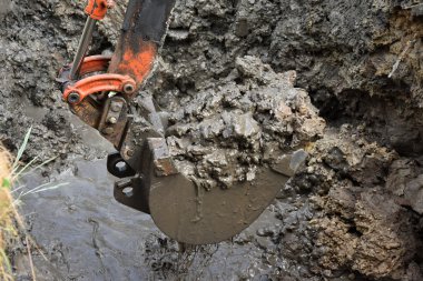 Küçük Ekskavatör gölet çamur tarafından aldı