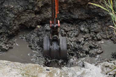 Kaşık Ekskavatör gölet çamur toplamak,