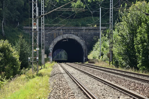Bir tünel ile demiryolu koridoru. Çift-elektrikli demiryolu parça. — Stok fotoğraf