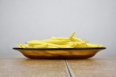 Cam plaka, beyaz zemin üzerine sarı fasulye bakla