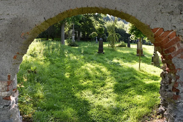 Puerta vieja al cementerio —  Fotos de Stock