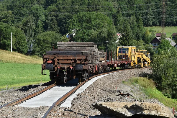 Stare Podkłady kolejowe są ładowane na wagon do usuwania — Zdjęcie stockowe
