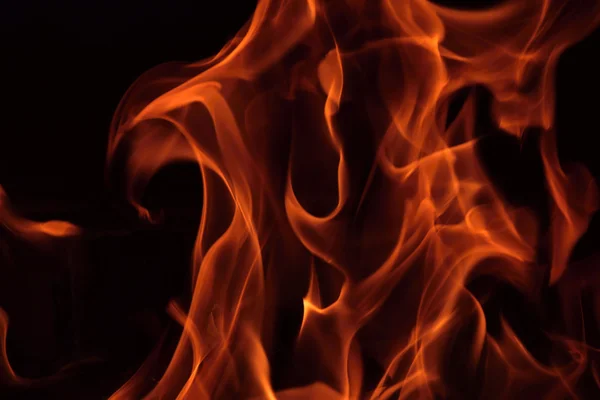 Llamas de fuego en una chimenea de ladrillo . —  Fotos de Stock