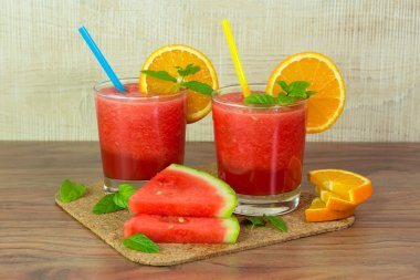 Karpuz smothie ve portakal ve nane ile dilimleri