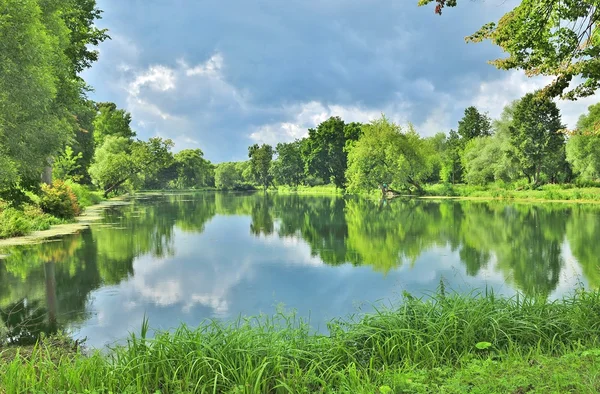 İki aşamalı su birikintisi içinde bir Şehir Parkı