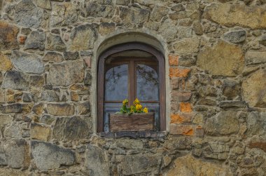 taş duvar bir pencerede