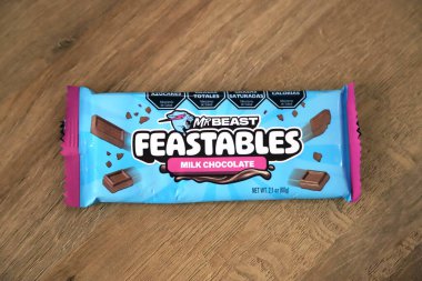 Bayım. Beast Feastables Sütlü Çikolata. Kopyalama alanı ile izole edilmiş arkaplan