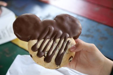 Mickey Mouse, Orlando, Florida 'daki Disney Hayvan Krallığı Parkı' nda çikolatalı kurabiye çerezi şekillendirdi.