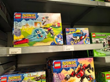 LEGO Kirpi Sonic ve Minecraft oyuncakları perakende satış mağazası raflarında