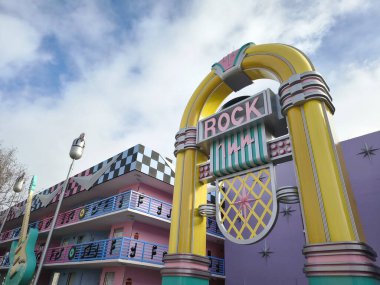 Disney All Star Music Resort 'un dışı. Müzik kutusu ile ön cephe oluşturuluyor