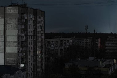 Ukrayna 'da bir yerleşim bölgesinde gece karanlığında birkaç ışık ve baz istasyonu vardı.