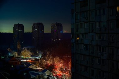 Rus altyapı saldırılarının neden olduğu elektrik kesintisi sırasında Kyiv apartmanlarının yüksek açılı görüntüsü. Sadece araba ışıkları görünür. - 25 Ocak 2026