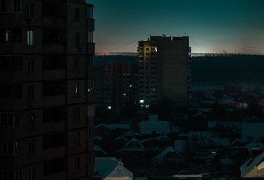 Rusya 'nın enerji altyapısına yaptığı füze saldırıları nedeniyle elektriksiz Kyiv' deki yerleşim kuleleri. Sadece izole edilmiş pencereler yedek güçle aydınlatılır - 24 Ocak 2026