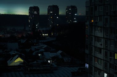 Rus altyapı saldırılarının neden olduğu elektrik kesintisi sırasında Kyiv apartmanlarının yüksek açılı görüntüsü. Sadece araba ışıkları görünür. - 25 Ocak 2026