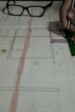 İnsan eli iş başında, para sayıyor.