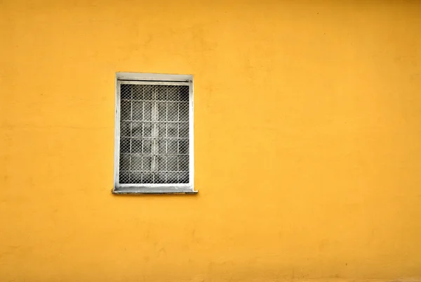 Sarı duvarda pencere
