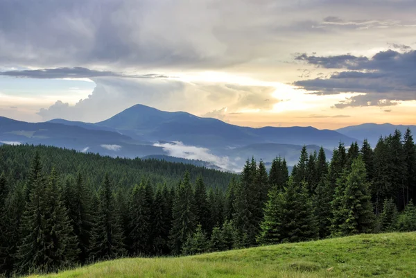Dağlarda gün batımı