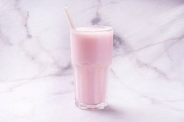 Gül Lassi, geleneksel Hint içeceği.