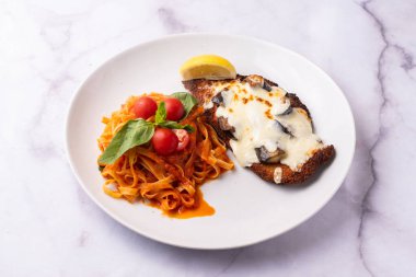 Escalope Milano tarzı, geleneksel bir İtalyan yemeği.