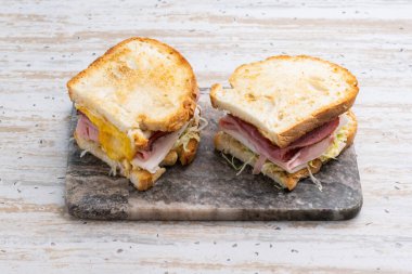 Köy ekmeğine üç jambonlu sandviç.