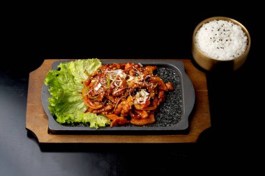 Kızarmış tavuğun mutfak fotoğrafı.