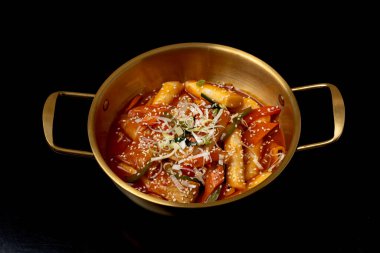 Tteokbokki, geleneksel bir Kore yemeği.