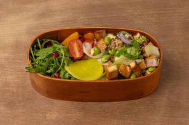 Tahta masada taze sebzeler.