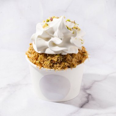 Bir kase dondurma beyaz bir masada mermer arka planda